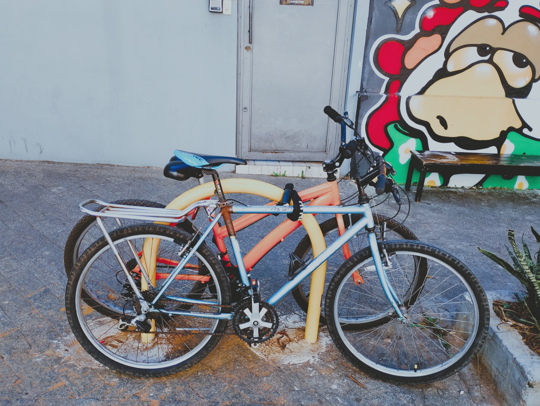 bicicletas encostadas na parede