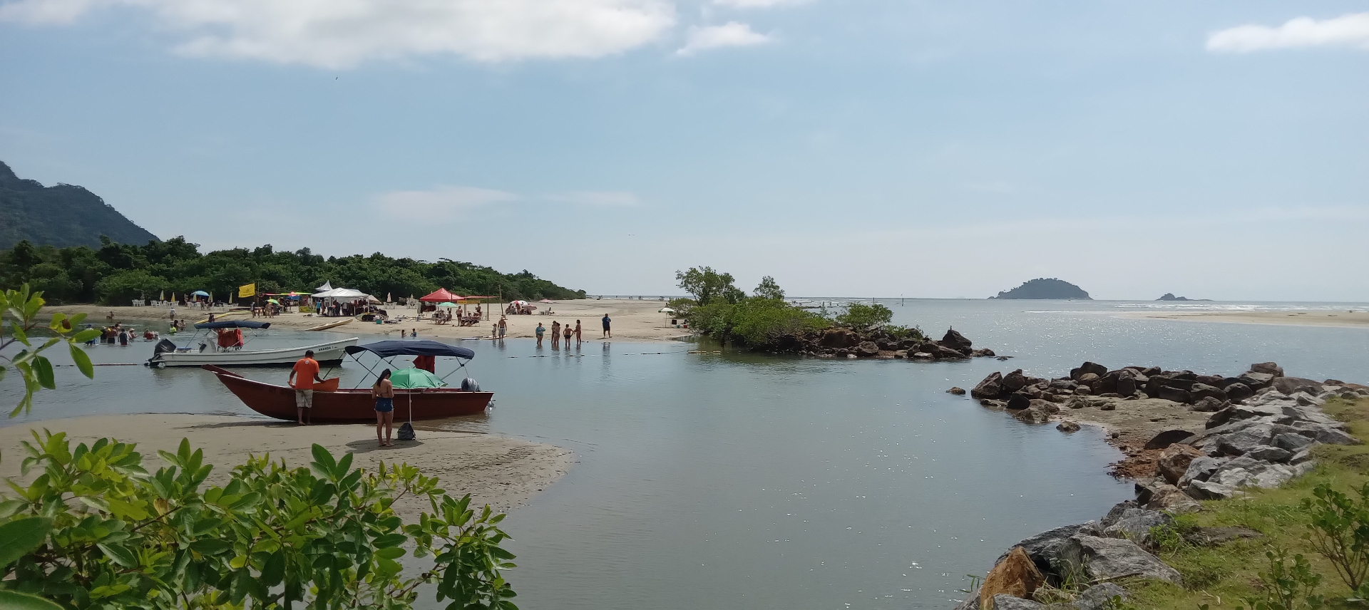praia do guaraú com barco