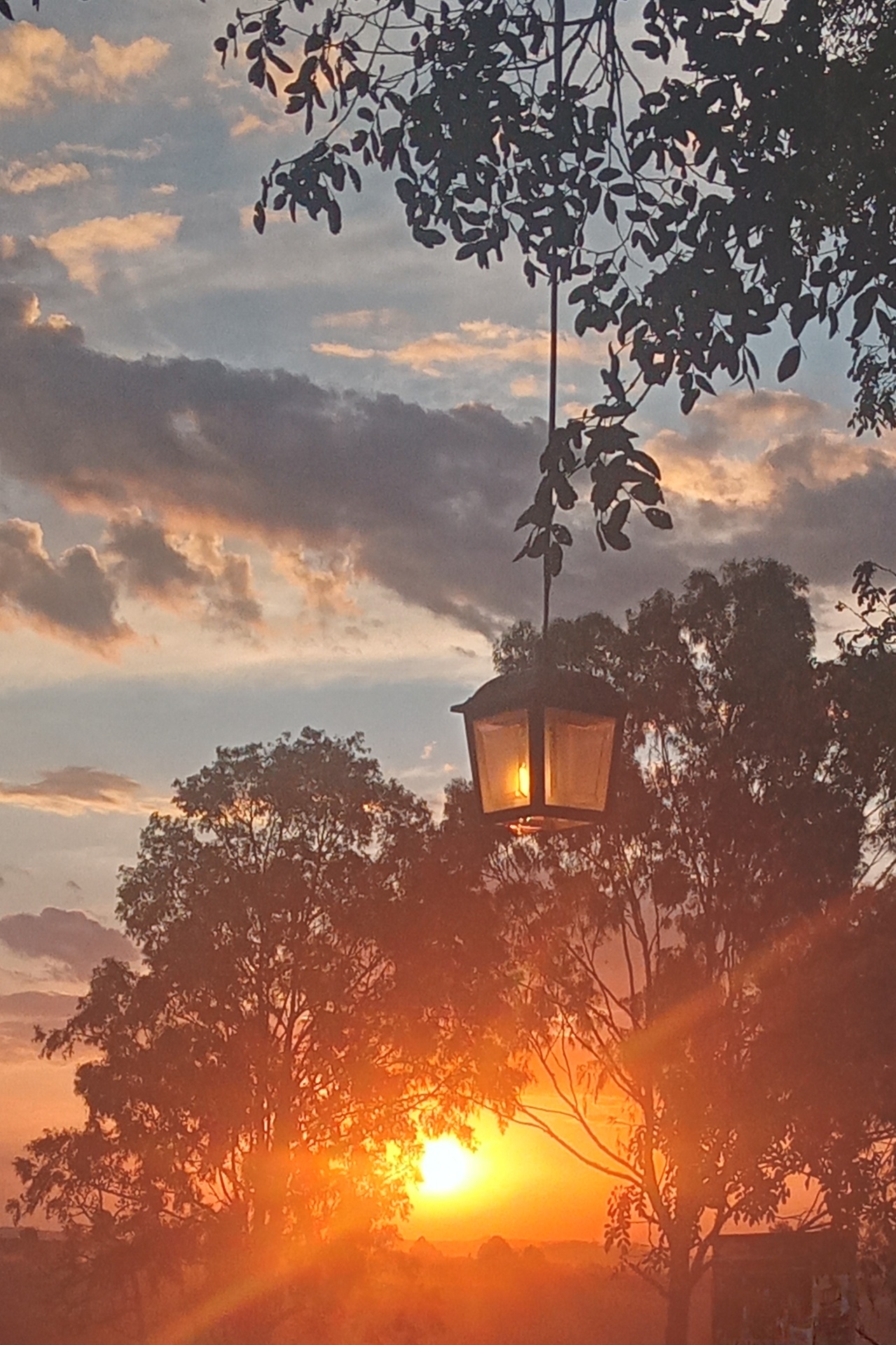 pôr do sol com lampião